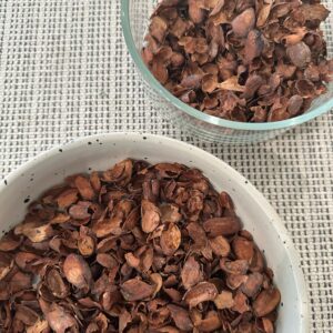 เปลือกคาเคา ดิบและอบแล้ว / raw and roasted cacao husk